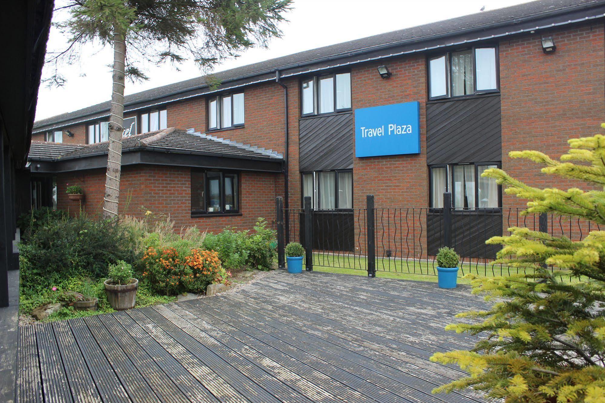 Travel Plaza Hotel Desborough Exterior photo